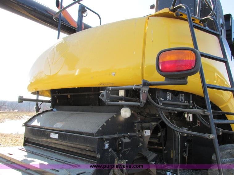 image for item F4832 2005 New Holland CR940 RWA combine
