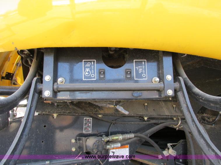 image for item F4832 2005 New Holland CR940 RWA combine