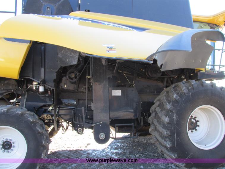 image for item F4832 2005 New Holland CR940 RWA combine
