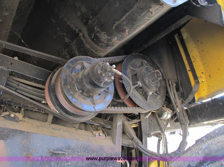 image for item F4832 2005 New Holland CR940 RWA combine