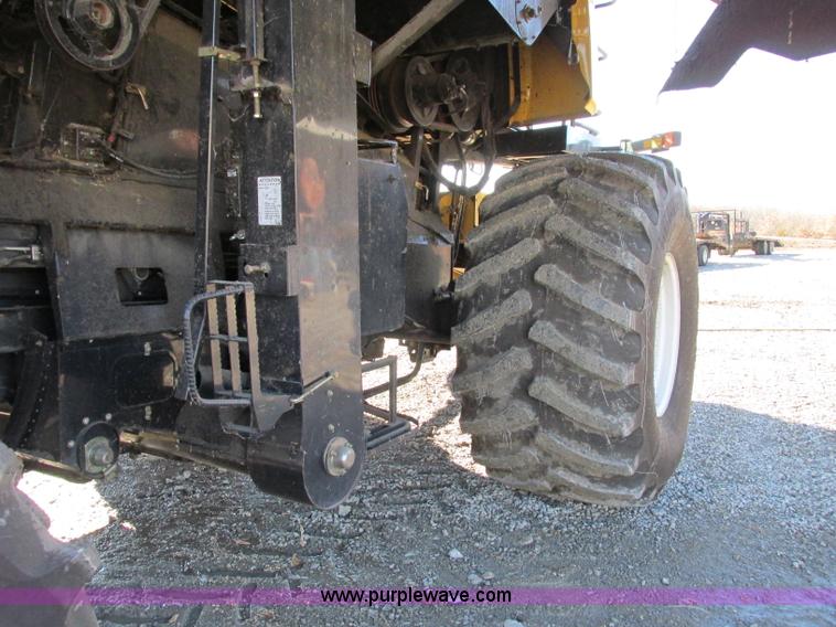 image for item F4832 2005 New Holland CR940 RWA combine