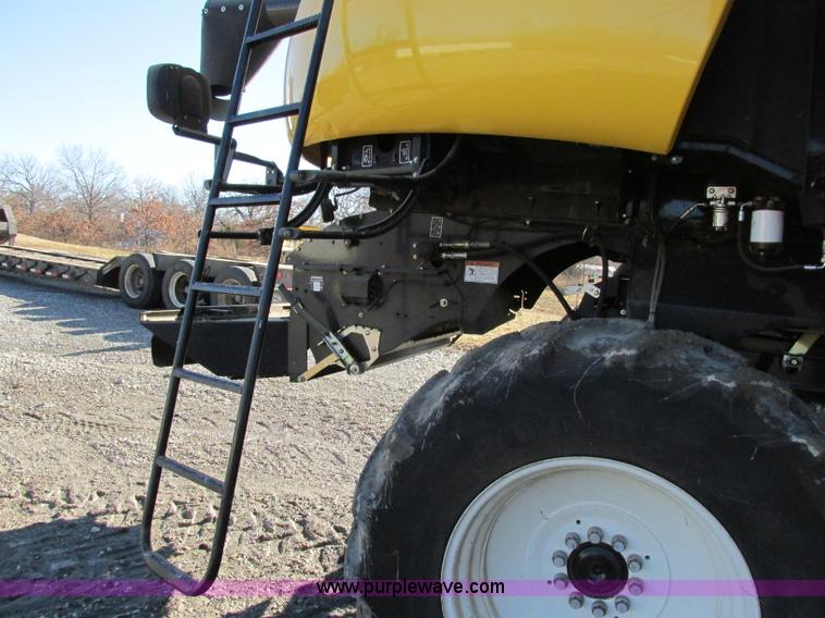 image for item F4832 2005 New Holland CR940 RWA combine