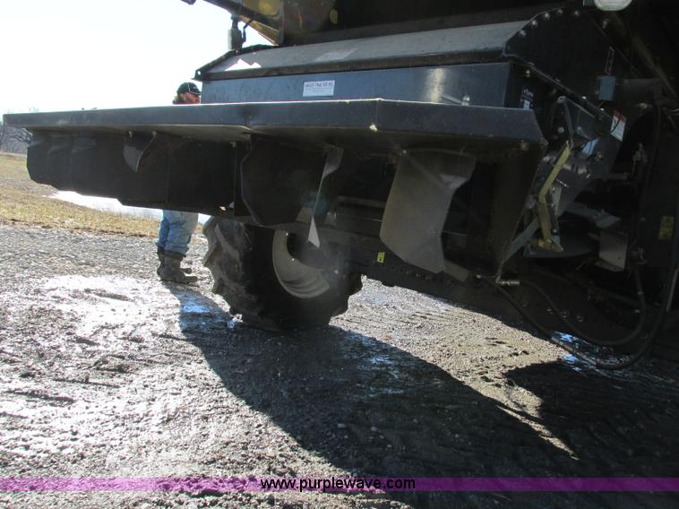 image for item F4832 2005 New Holland CR940 RWA combine