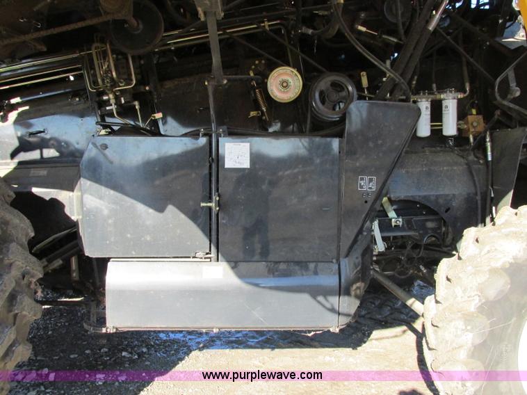 image for item F4832 2005 New Holland CR940 RWA combine