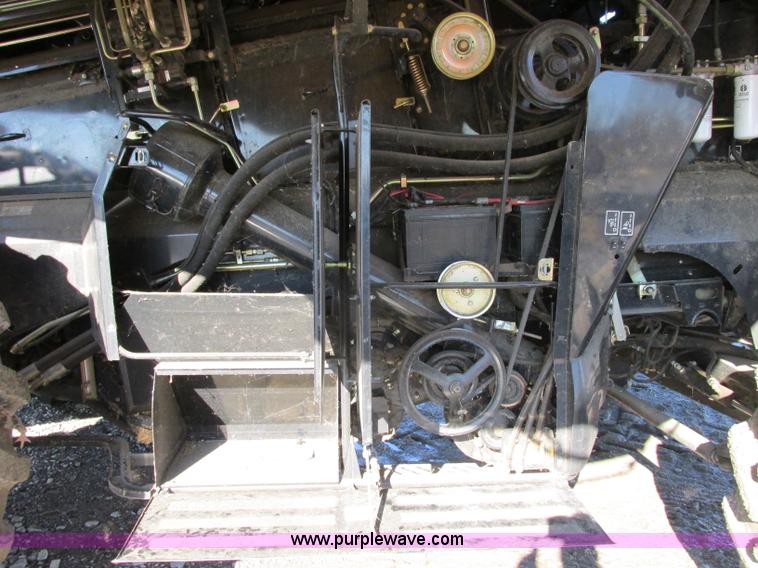 image for item F4832 2005 New Holland CR940 RWA combine