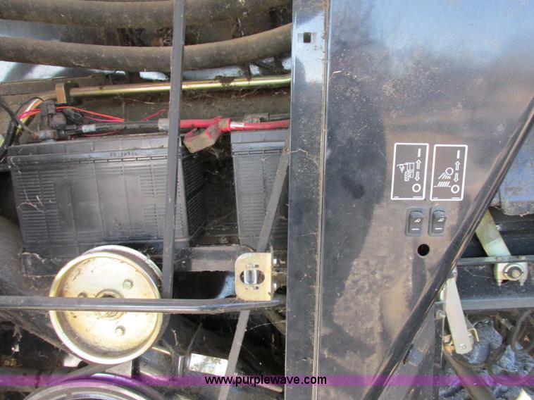 image for item F4832 2005 New Holland CR940 RWA combine