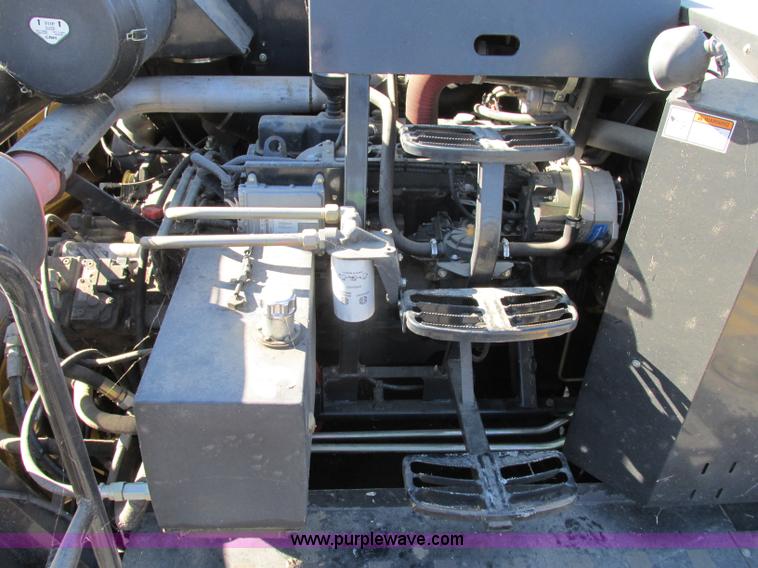 image for item F4832 2005 New Holland CR940 RWA combine