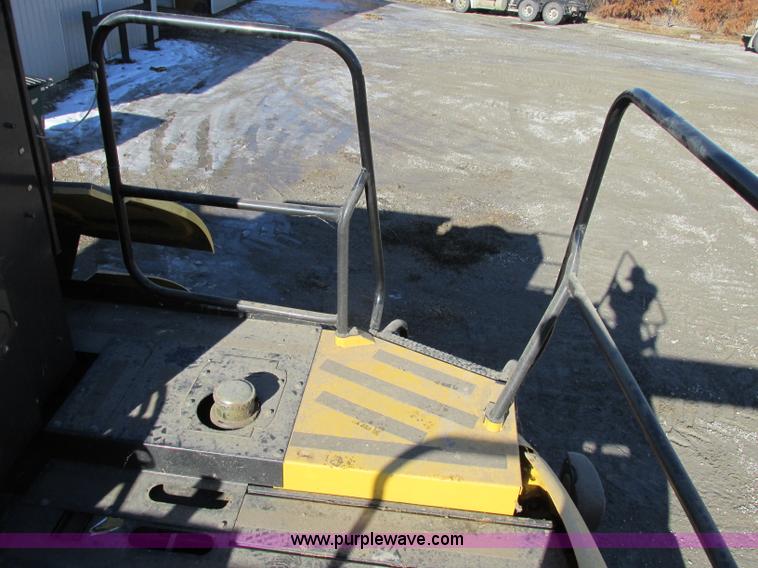 image for item F4832 2005 New Holland CR940 RWA combine