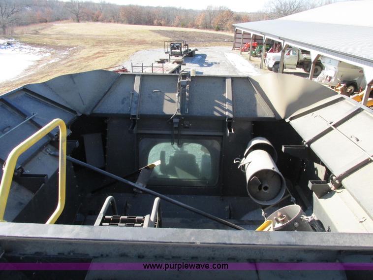 image for item F4832 2005 New Holland CR940 RWA combine