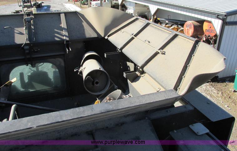 image for item F4832 2005 New Holland CR940 RWA combine