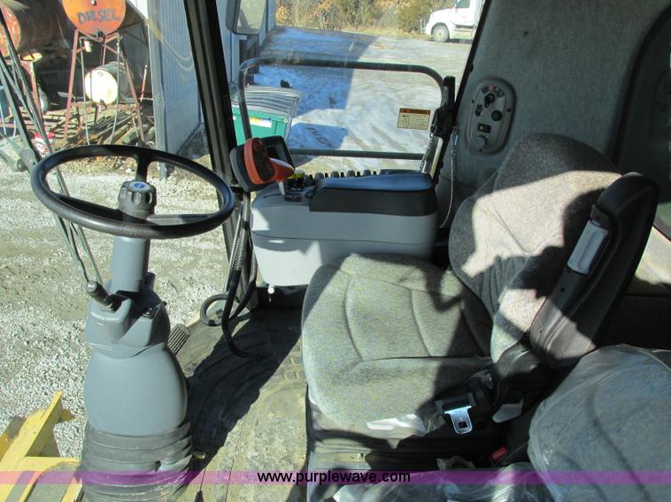 image for item F4832 2005 New Holland CR940 RWA combine