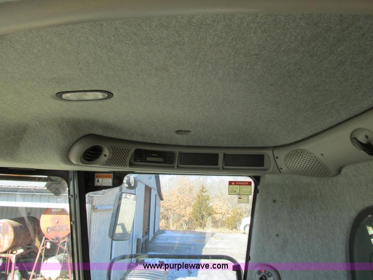 image for item F4832 2005 New Holland CR940 RWA combine