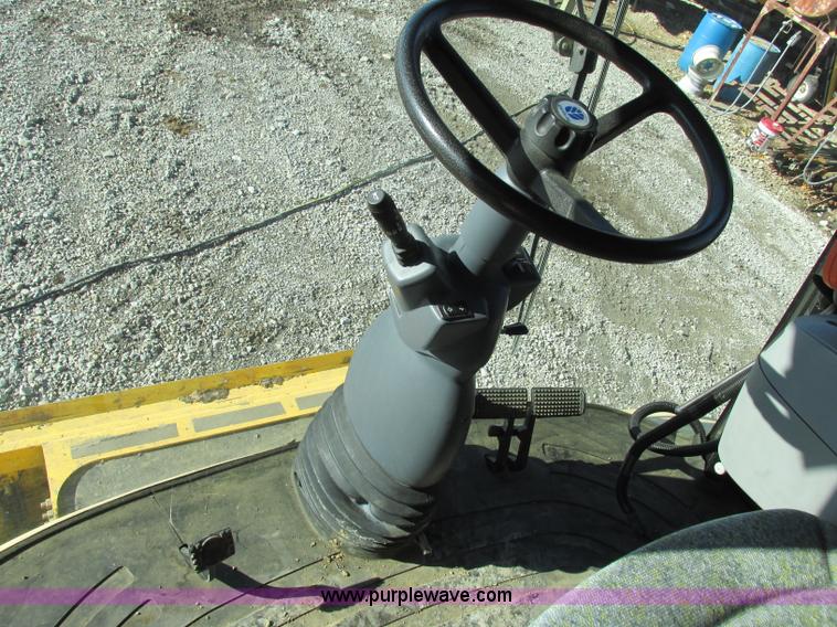 image for item F4832 2005 New Holland CR940 RWA combine