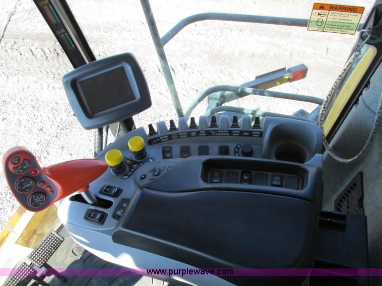 image for item F4832 2005 New Holland CR940 RWA combine