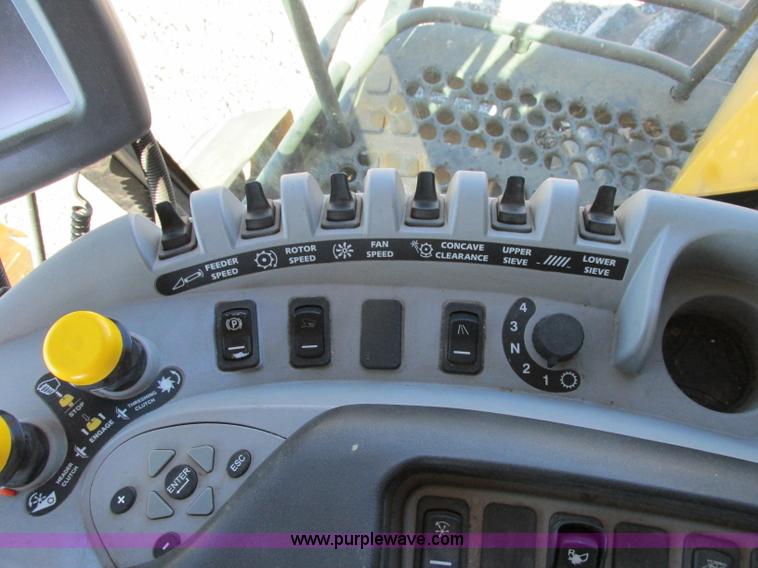 image for item F4832 2005 New Holland CR940 RWA combine