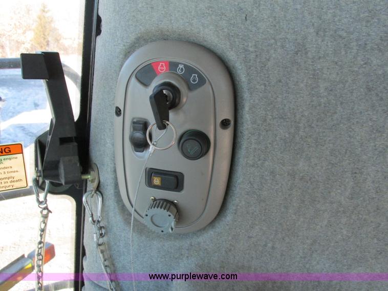 image for item F4832 2005 New Holland CR940 RWA combine