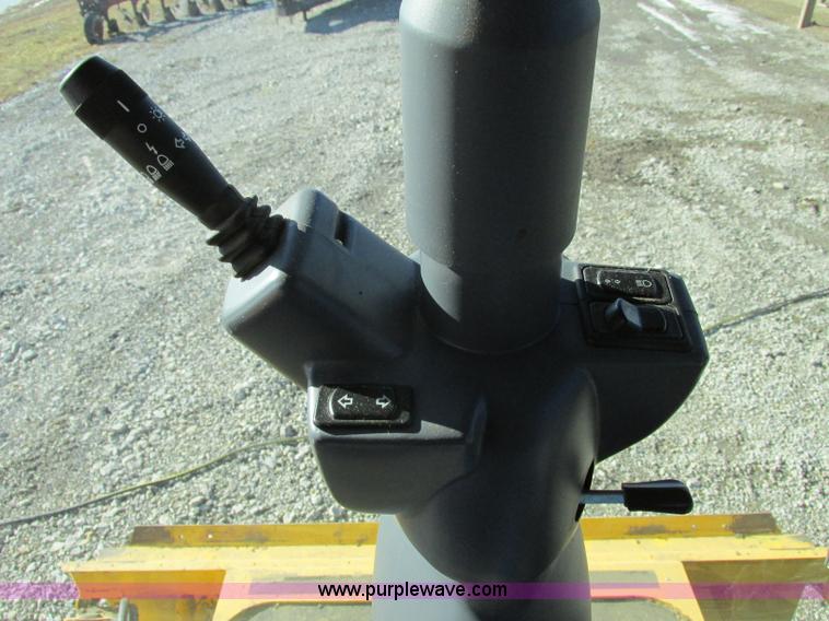 image for item F4832 2005 New Holland CR940 RWA combine