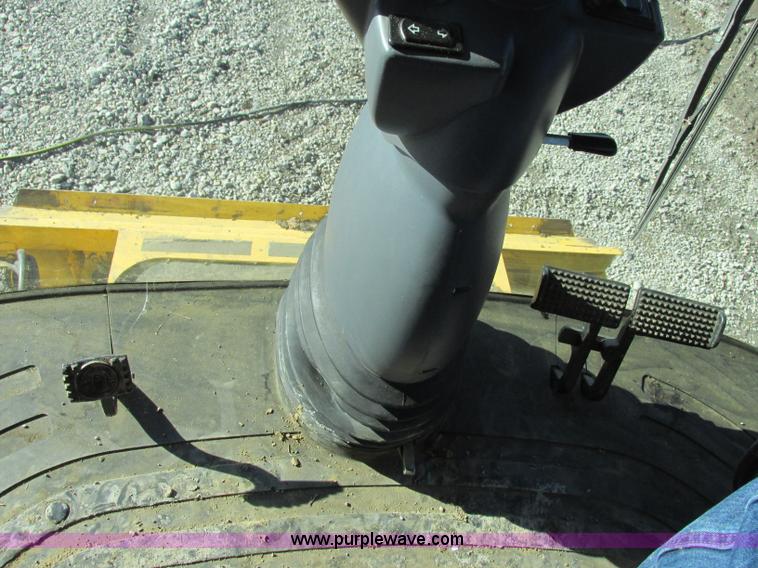 image for item F4832 2005 New Holland CR940 RWA combine