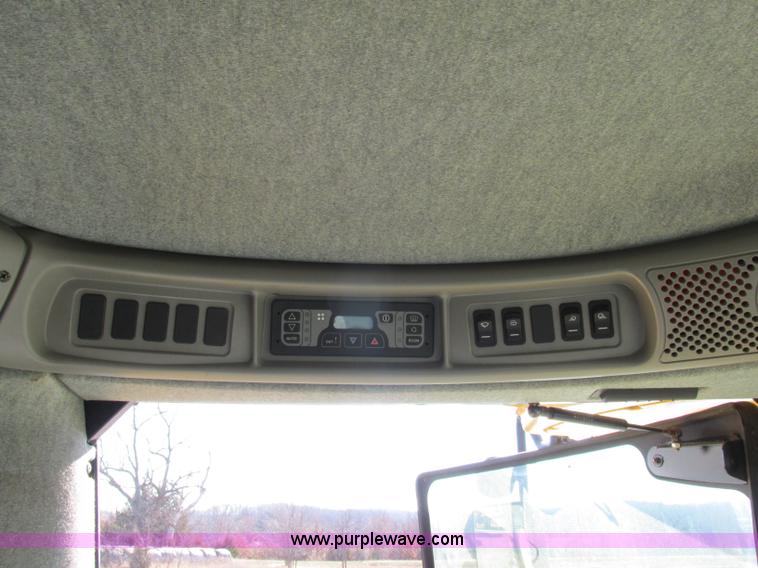 image for item F4832 2005 New Holland CR940 RWA combine