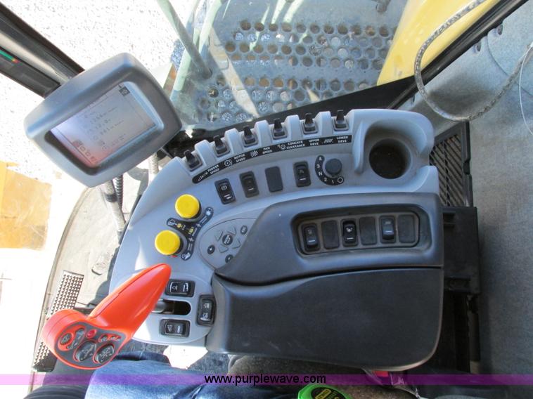 image for item F4832 2005 New Holland CR940 RWA combine