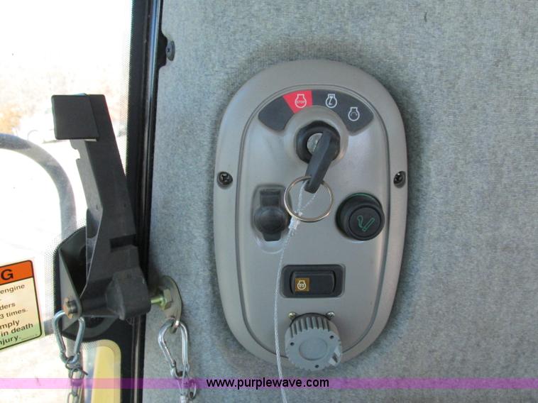 image for item F4832 2005 New Holland CR940 RWA combine