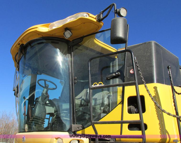 image for item F4832 2005 New Holland CR940 RWA combine