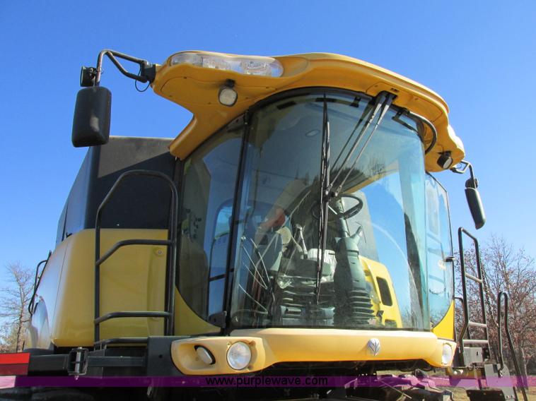 image for item F4832 2005 New Holland CR940 RWA combine