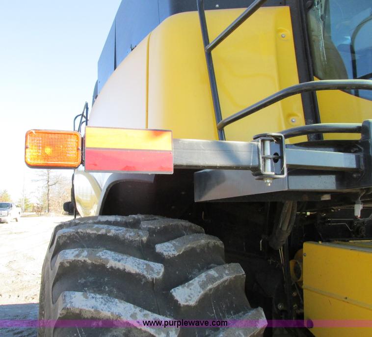 image for item F4832 2005 New Holland CR940 RWA combine