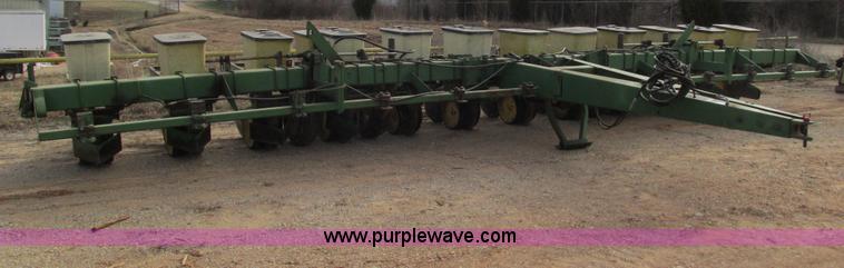 image for item G9372 John Deere 7000 planter
