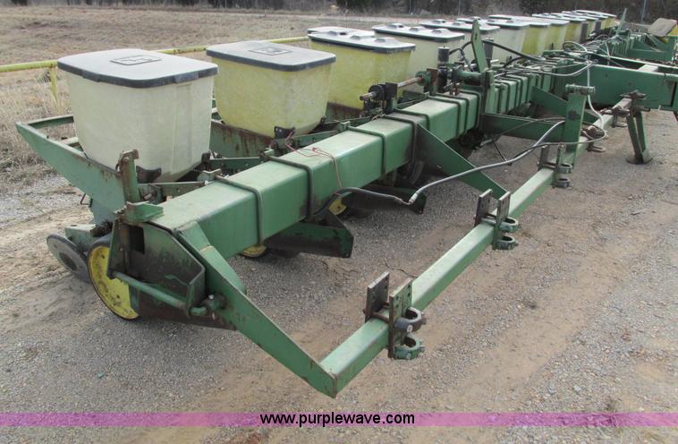 image for item G9372 John Deere 7000 planter