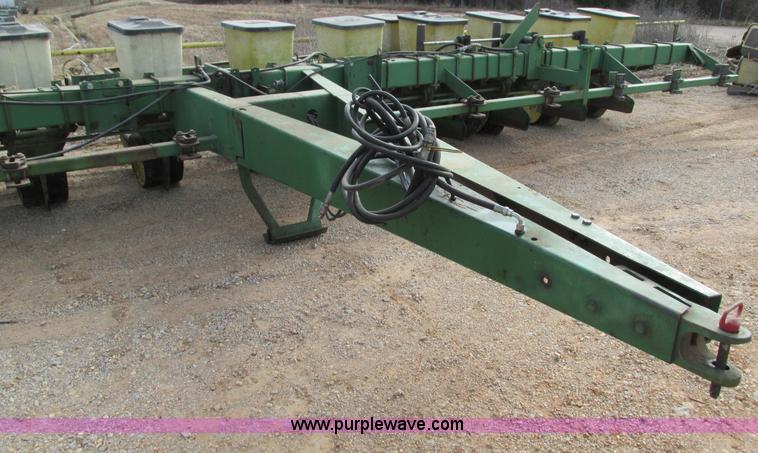 image for item G9372 John Deere 7000 planter