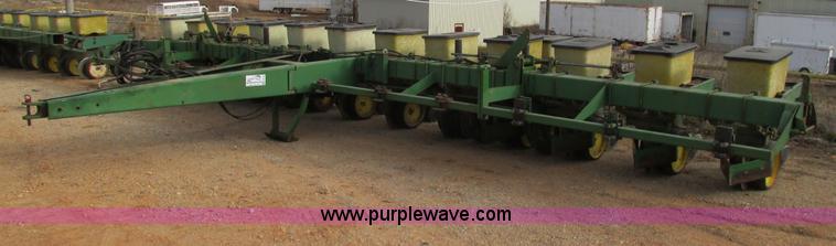 image for item G9372 John Deere 7000 planter