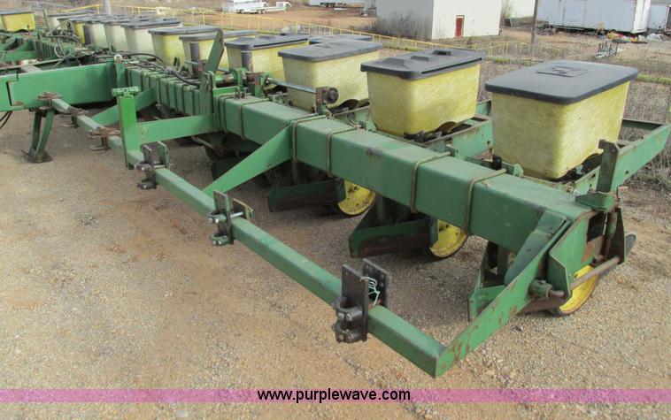 image for item G9372 John Deere 7000 planter