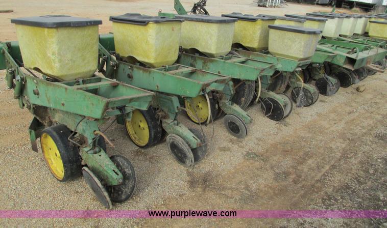 image for item G9372 John Deere 7000 planter