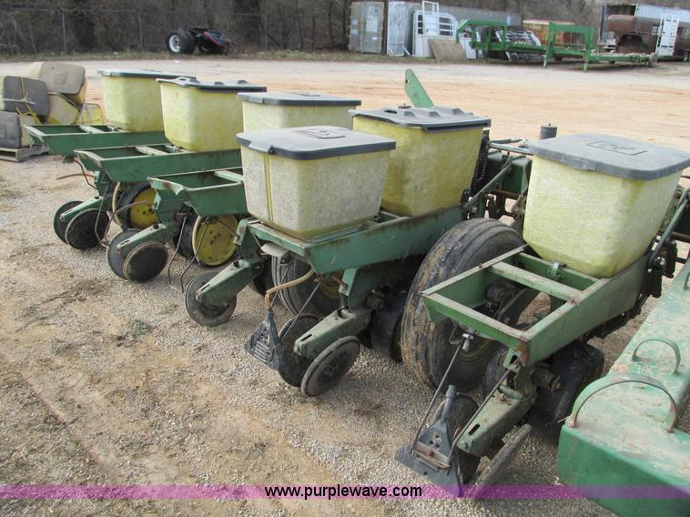 image for item G9372 John Deere 7000 planter