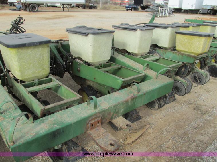 image for item G9372 John Deere 7000 planter