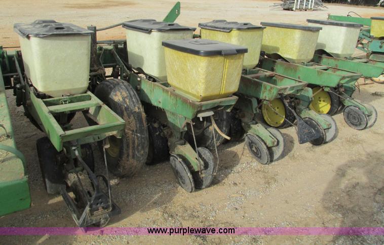 image for item G9372 John Deere 7000 planter
