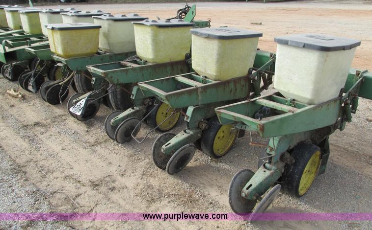 image for item G9372 John Deere 7000 planter