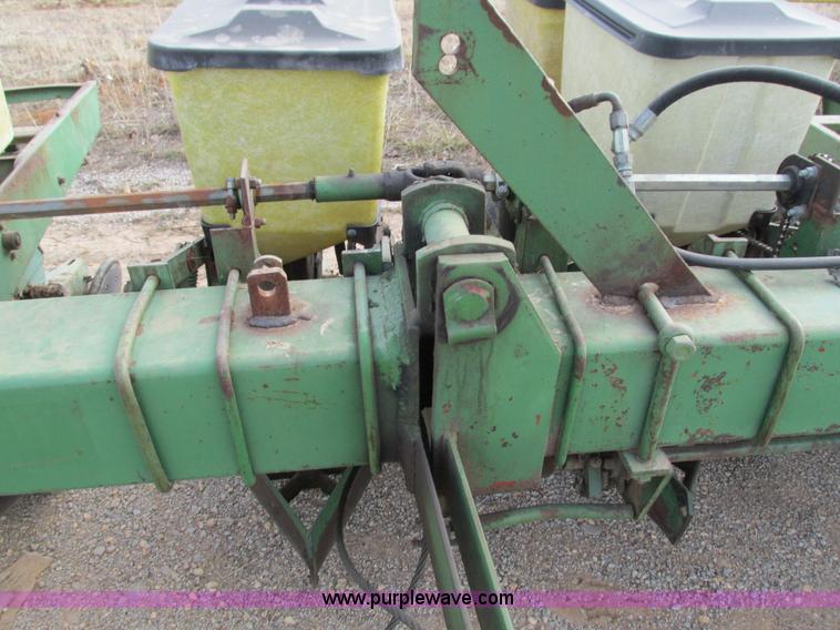 image for item G9372 John Deere 7000 planter
