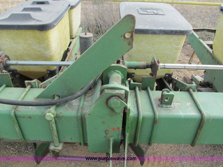 image for item G9372 John Deere 7000 planter