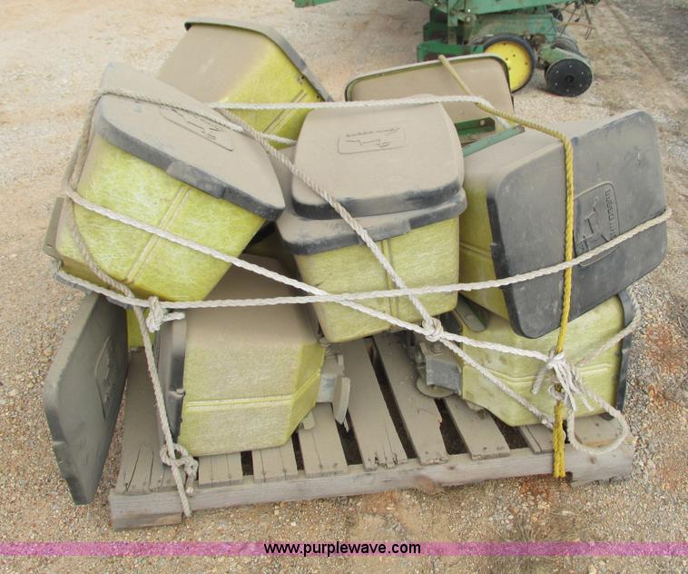 image for item G9372 John Deere 7000 planter