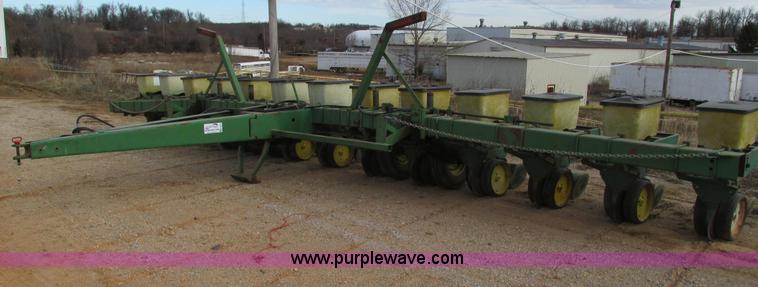 image for item G9373 John Deere 7000 planter