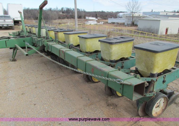 image for item G9373 John Deere 7000 planter