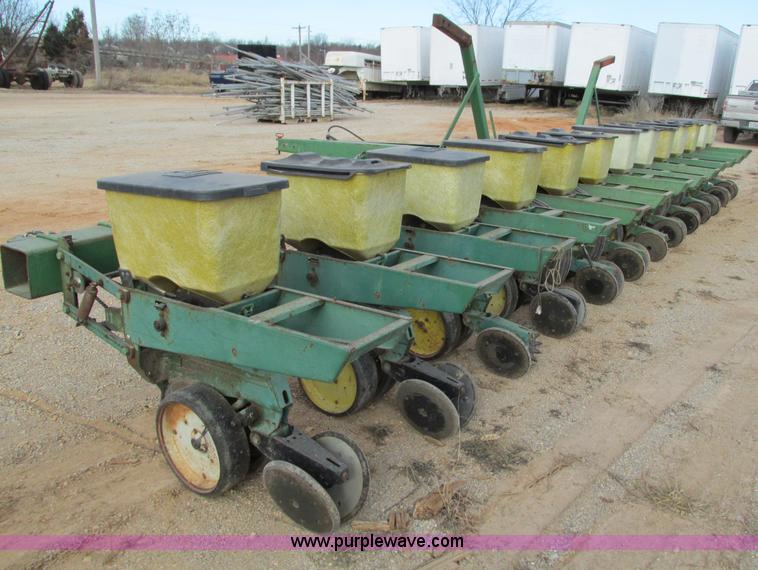 image for item G9373 John Deere 7000 planter