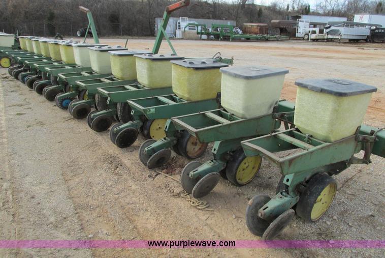 image for item G9373 John Deere 7000 planter