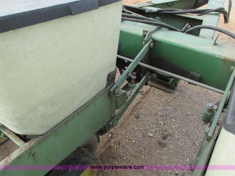 image for item G9373 John Deere 7000 planter