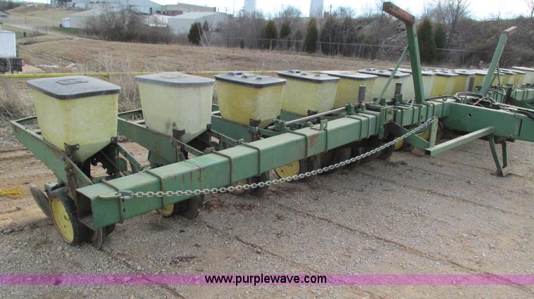 image for item G9373 John Deere 7000 planter