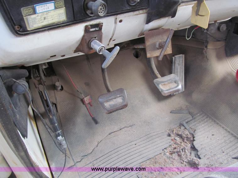 image for item G9621 1988 Chevrolet C70 dry tender truck