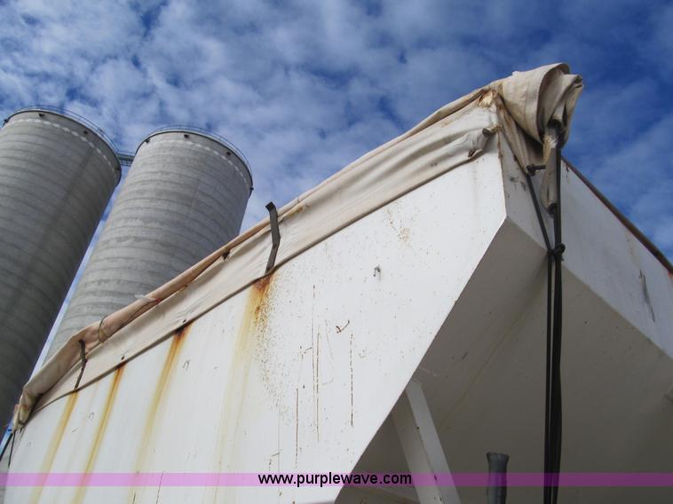 image for item G9621 1988 Chevrolet C70 dry tender truck