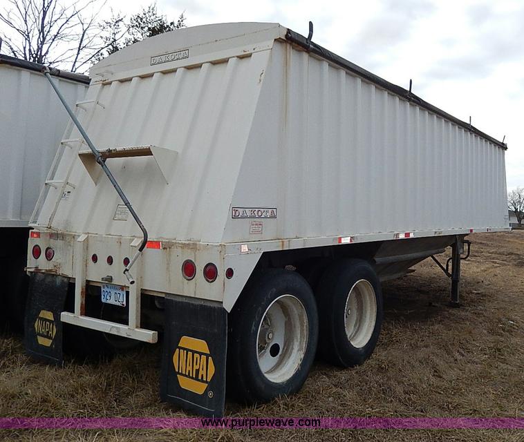 image for item H1252 1998 Dakota single hopper grain trailer